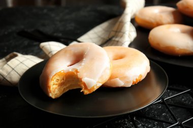 Karanlık masada lezzetli çörekler.