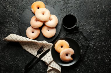 Koyu arkaplanda lezzetli çörekler