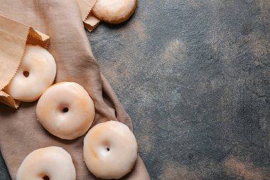 Koyu arka planda kağıt torbada lezzetli çörekler.