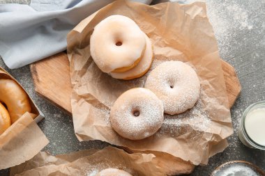 Gri arkaplanda lezzetli çörekler