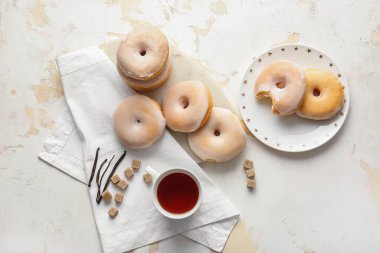 Tatlı çörekler ve arka planda bir fincan çay.