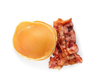 Beyaz arka planda kızarmış pastırmalı leziz krepler.