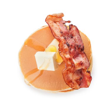 Beyaz arka planda kızarmış pastırmalı ve tereyağlı leziz krepler.