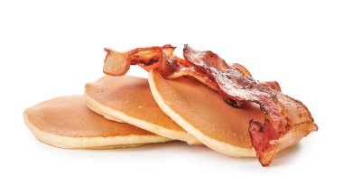 Beyaz arka planda kızarmış pastırmalı leziz krepler.