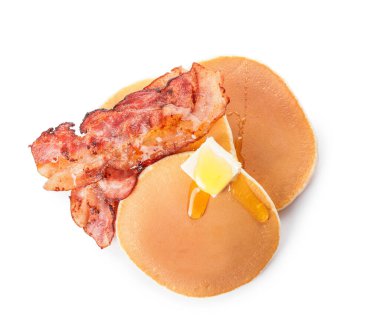 Beyaz arka planda kızarmış pastırmalı ve tereyağlı leziz krepler.