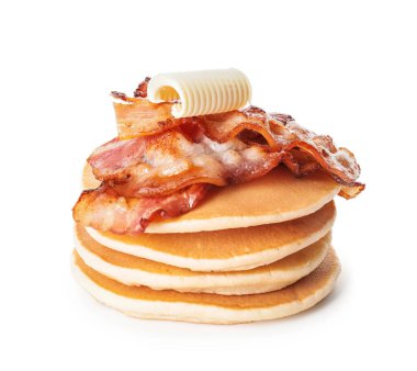 Beyaz arka planda kızarmış pastırmalı leziz krepler.