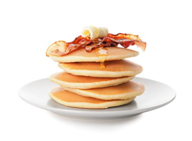 Beyaz arka planda kızarmış pastırmalı bir tabak lezzetli krep.