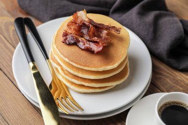 Ahşap masada kızarmış pastırmalı bir tabak lezzetli krep.