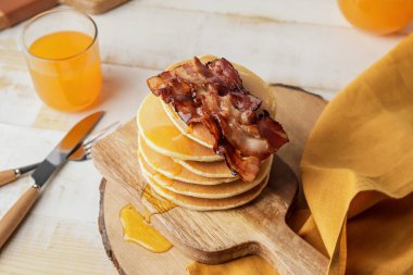 Ahşap masada kızarmış pastırmalı leziz krepler.