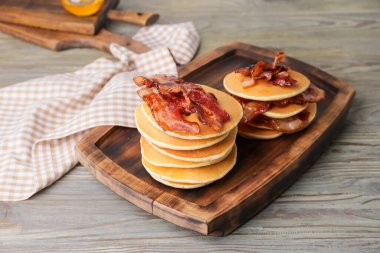 Ahşap masada kızarmış pastırmalı leziz krepler.