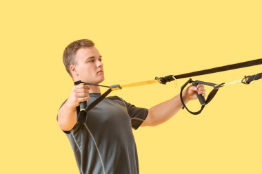 Geçmişinde TRX kayışları olan sportif genç adam eğitimi