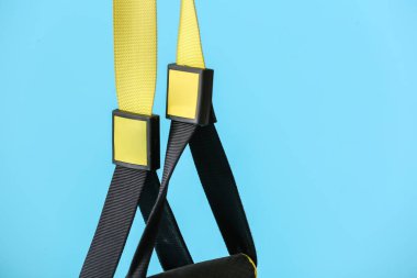 Renk arkaplanındaki TRX kayışları, yakın plan