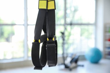 Modern spor salonunda TRX kayışları