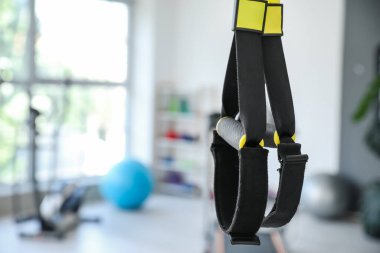 Modern spor salonunda TRX kayışları