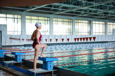 Havuzda kadın yüzücü.