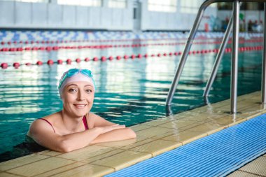 Havuzda kadın yüzücü.