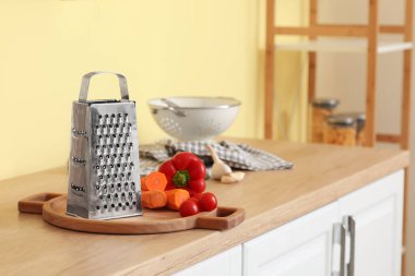 Öğütücü, tahta ve sebzeler mutfak tezgahında.