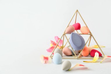 Açık arkaplanda makyaj süngerleri olan kompozisyon