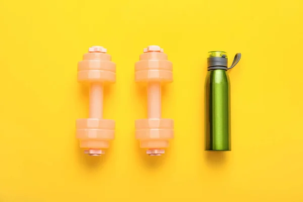 色系背景的时髦哑铃和瓶装水 — 图库照片