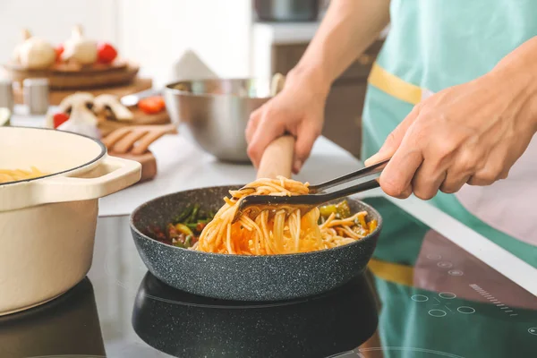 Kvinna Matlagning Pasta Elektrisk Spis — Stockfoto