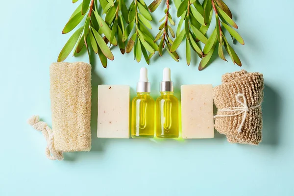 Renkli arka planda gerekli yağlı banyo malzemeleri