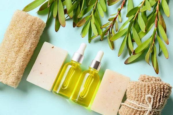 Renkli arka planda gerekli yağlı banyo malzemeleri