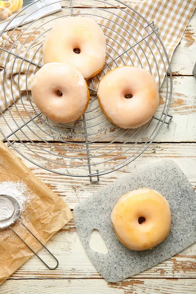 Ahşap arka planda lezzetli çörekler