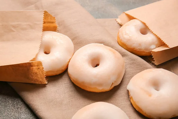Donuts Saborosos Sacos Papel Mesa — Fotografia de Stock