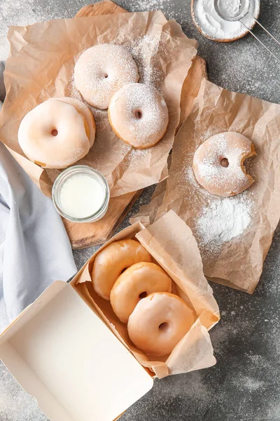 Gri masada lezzetli çörekler