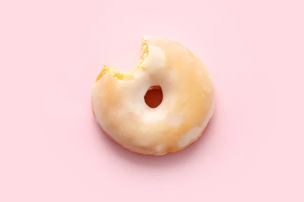 Leckerer Donut Auf Farbigem Hintergrund — Stockfoto