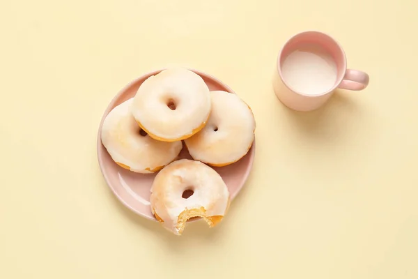 Donuts Saborosos Xícara Leite Fundo Cor — Fotografia de Stock