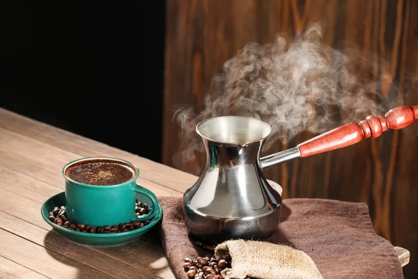 Cezve Xícara Com Café Quente Mesa Madeira — Fotografia de Stock