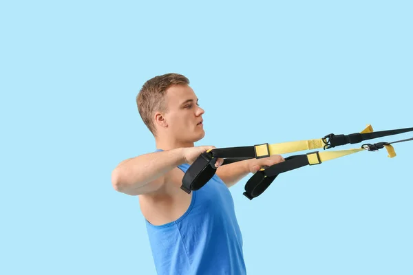 Jeune Homme Sportif Entraînant Avec Des Sangles Trx Sur Fond — Photo