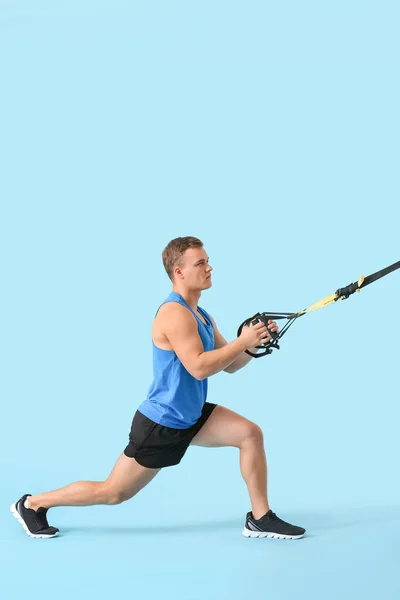 Entrenamiento Hombre Joven Deportivo Con Correas Trx Sobre Fondo Color —  Fotos de Stock