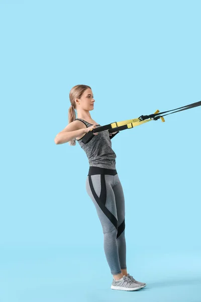 Sportieve Jonge Vrouw Training Met Trx Bandjes Kleur Achtergrond — Stockfoto