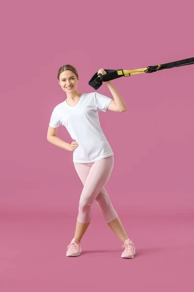 Sportieve Jonge Vrouw Training Met Trx Bandjes Kleur Achtergrond — Stockfoto