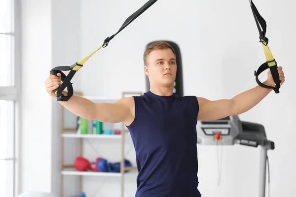 Joven Deportista Entrenando Con Correas Trx Gimnasio — Foto de Stock