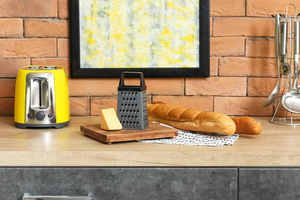 Терка Сыр Хлеб Тостер Посуда Кухонном Столе — стоковое фото