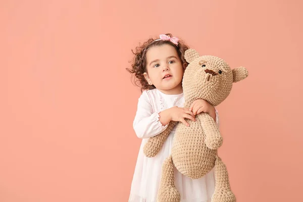 可爱的小女孩 带着泰迪熊的彩色背景 — 图库照片