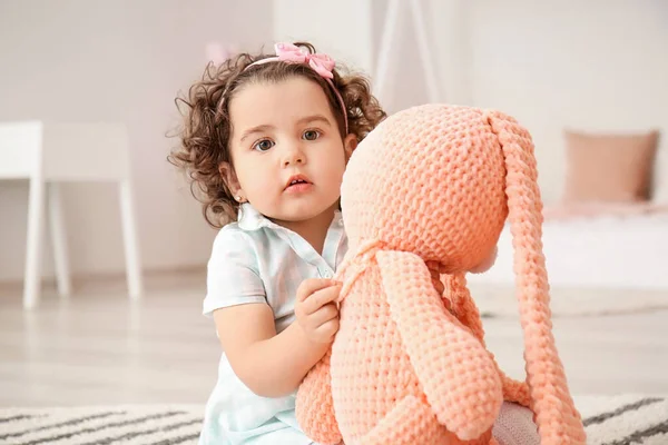 Aranyos Kislány Játékkal Otthon — Stock Fotó