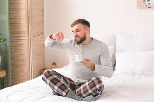 Morgon När Ung Man Dricker Hett Kaffe Sängen — Stockfoto