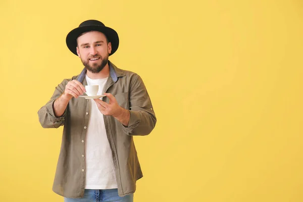 Knappe Jongeman Met Hete Koffie Kleur Achtergrond — Stockfoto