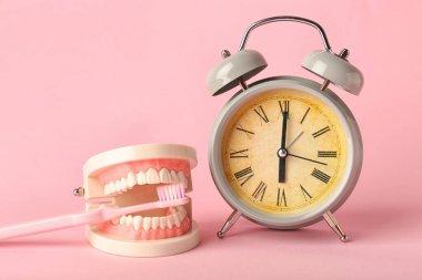 Alarm saati, renk arkaplan üzerinde çene ve diş fırçası modeli