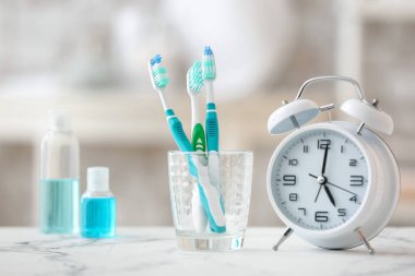 Masada çalar saat ve ağız bakım ürünleri var.