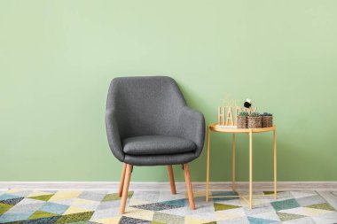 Koltuğu ve masası olan modern bir oda.