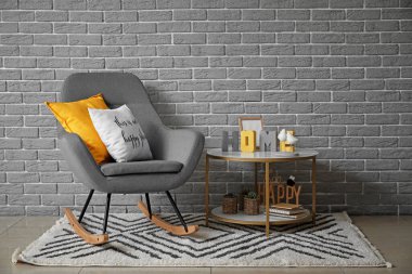 Sallanan koltuk ve masa odanın içinde.