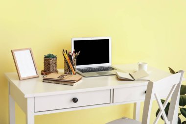 Dizüstü bilgisayarı ve dekorasyonu olan modern işyeri