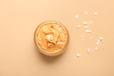 Renkli fıstık ezmeli kase.