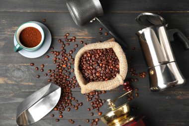 Koyu ahşap arka planda kahve poşeti olan kompozisyon