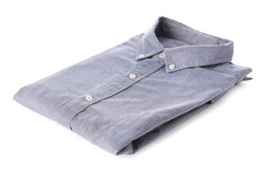 Beyaz arka planda katlanmış erkek gömleği